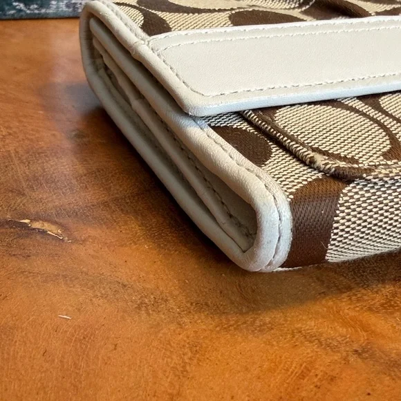 Coach Vintage Signature Khaki and White Leather Wallet - Picture 12 of 16